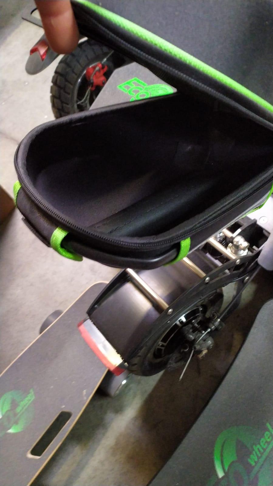 Zadní brašna EcoWheel IE s konstrukcí na elektrické koloběžky 