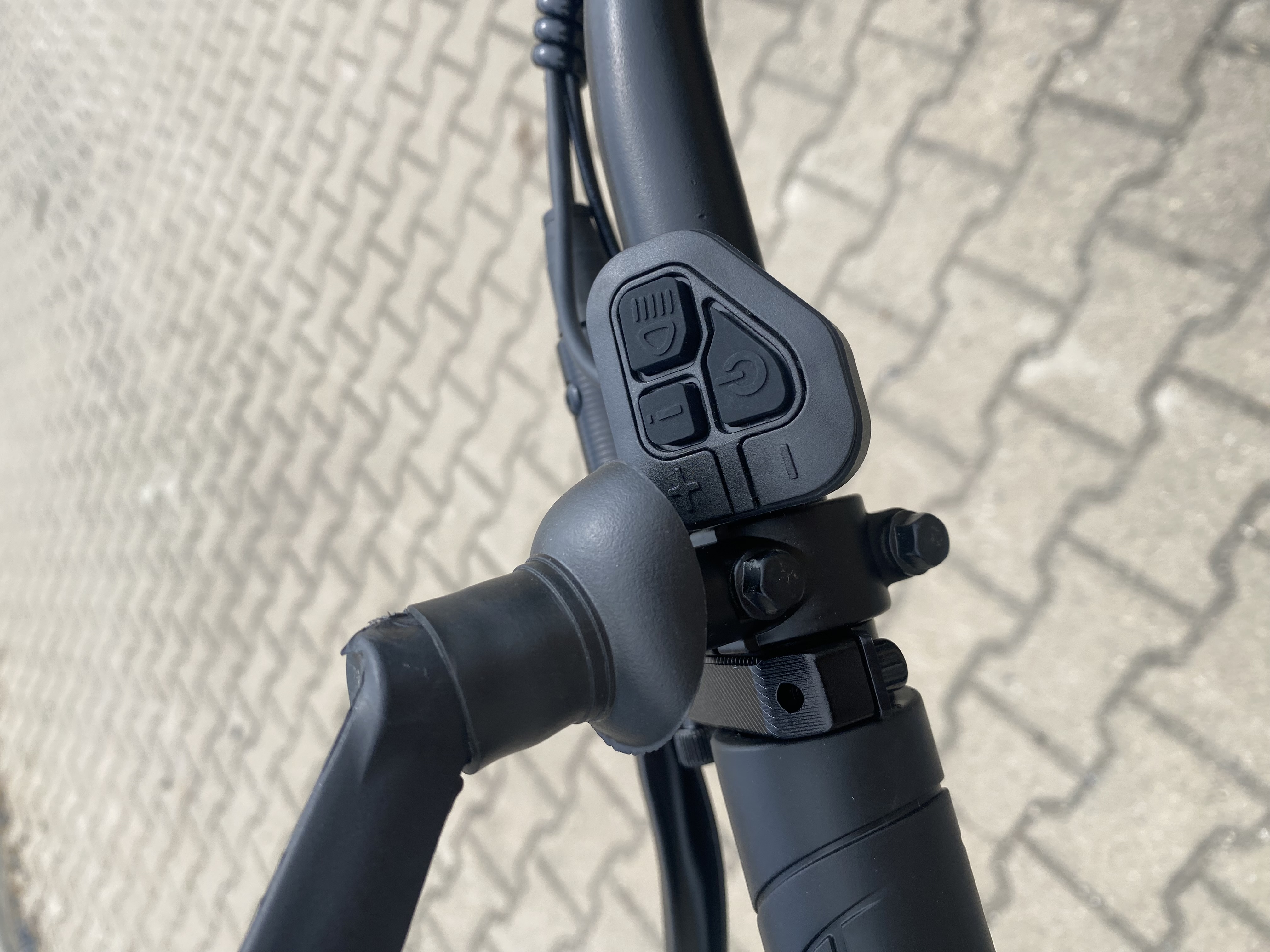 Elektrická koloběžka EcoWheel RETRUS 1000W 25Ah LG - černá matná