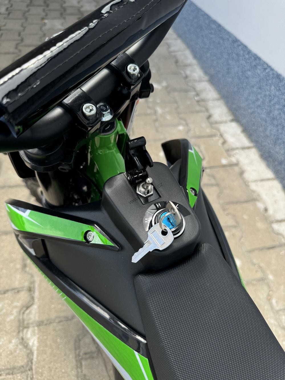 Elektrická motorka minicross EcoWheel Gren 800W 9Ah Černá